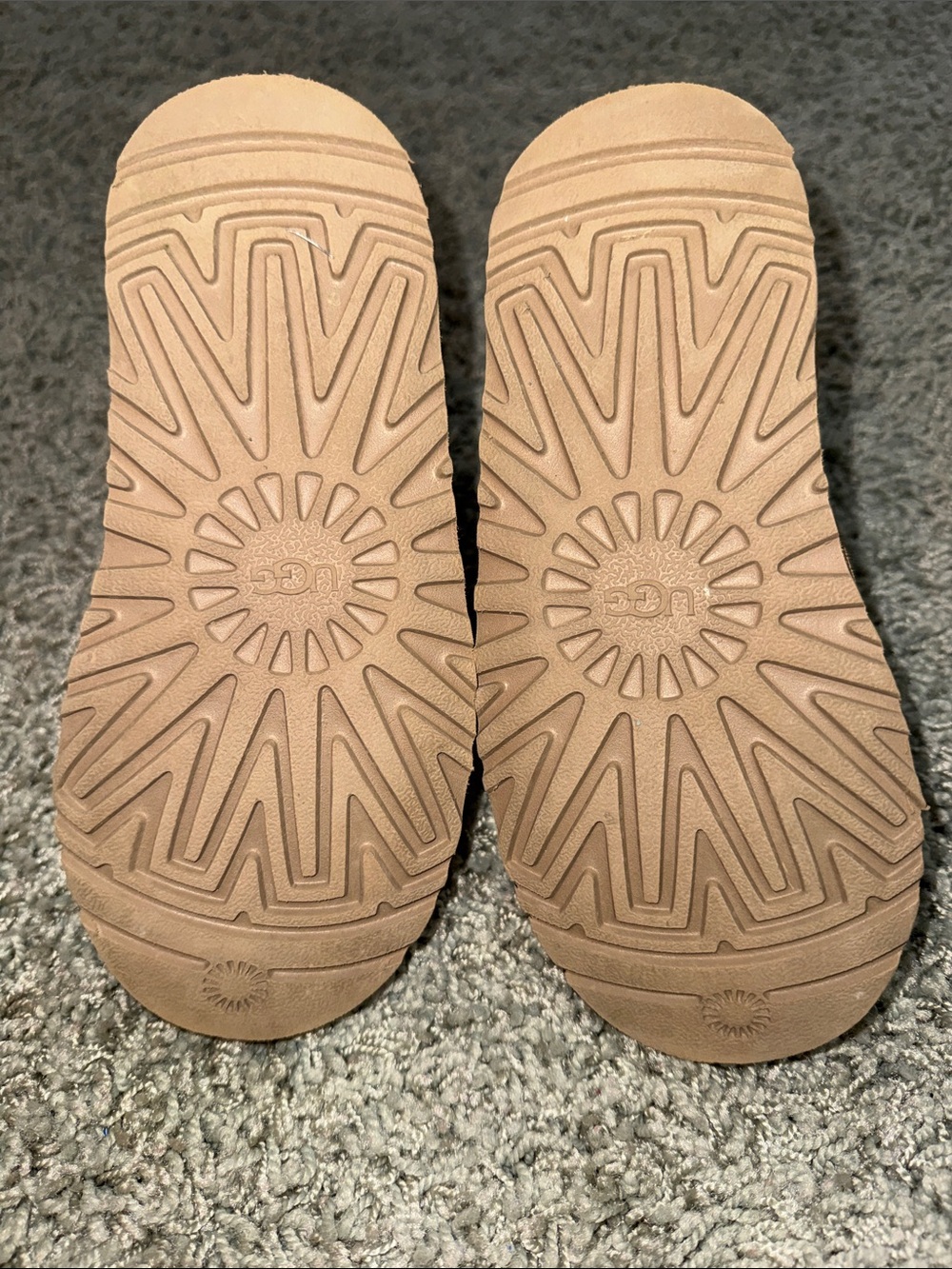 Girls UGG Mid Height Boots (2) - Picture 7 of 10